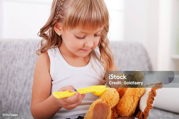 で遊ぶ少女テディベアます - おもちゃのストックフォトや画像を多数ご用意 - おもちゃ, 子供, 食べさせる