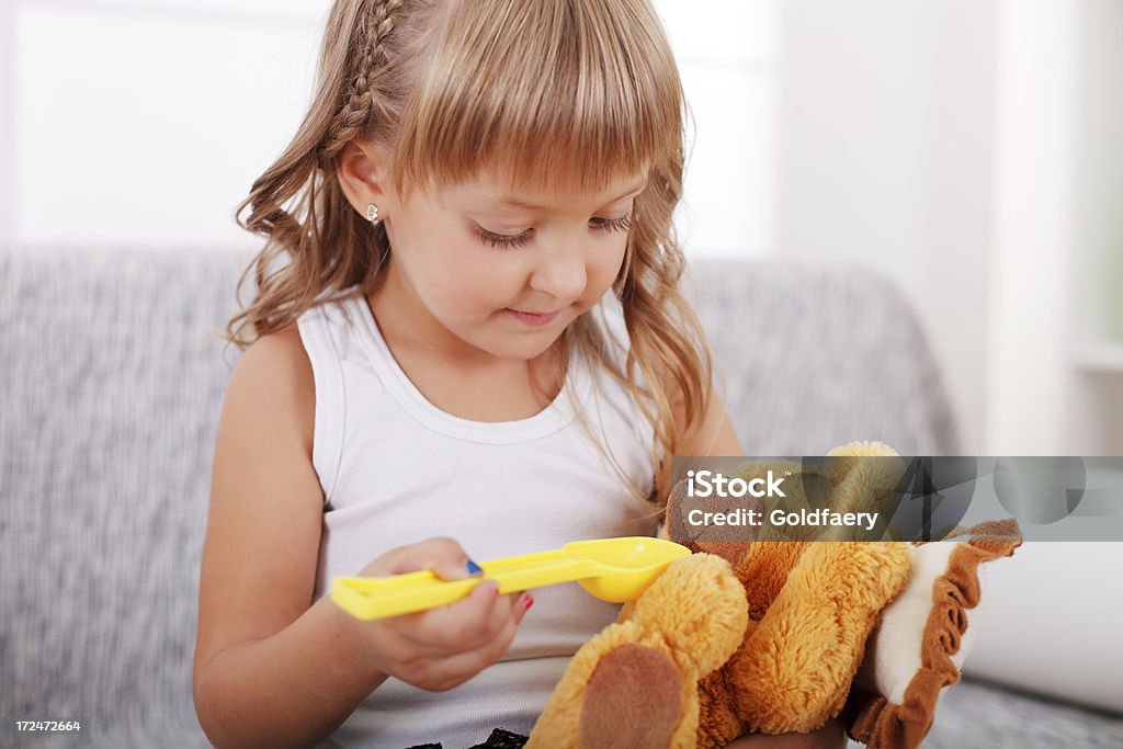 Menina brincando com um urso de peluche. - Royalty-free Alimentar Foto de stock