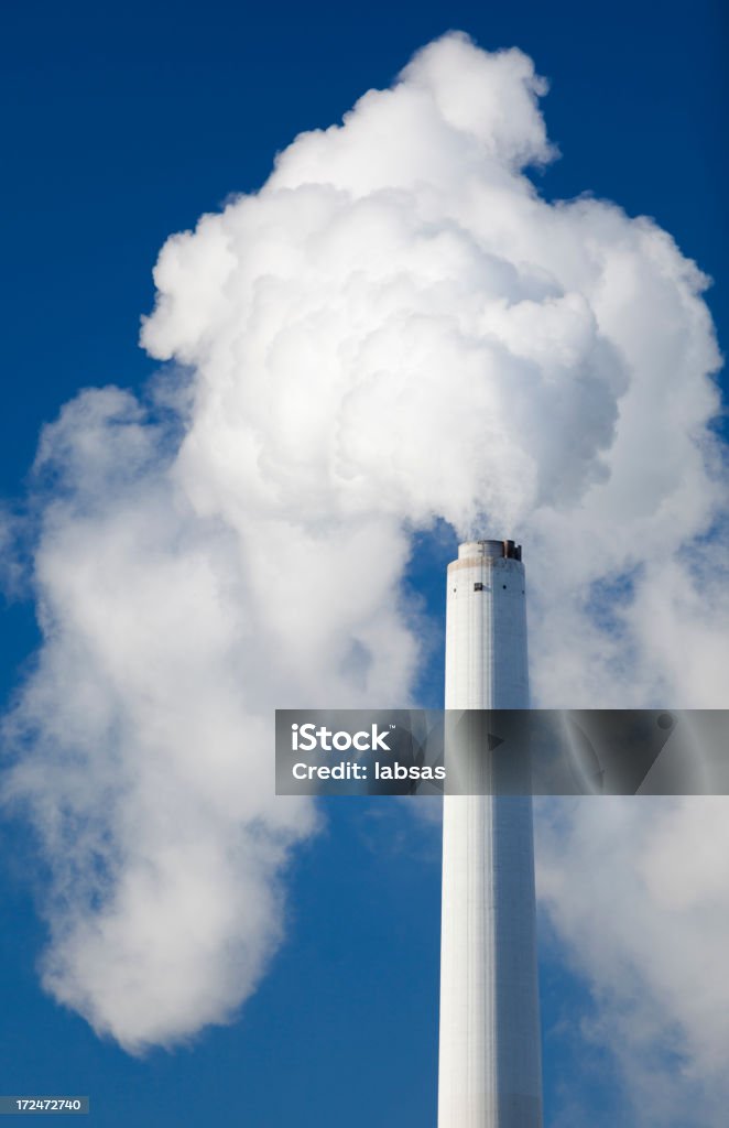 Usina elétrica. Poluição, fumaça. Polarized céu azul. - Foto de stock de Azul royalty-free