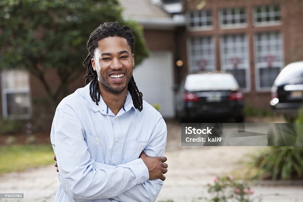 African American Mann stehen in front of house - Lizenzfrei Afrikanischer Abstammung Stock-Foto