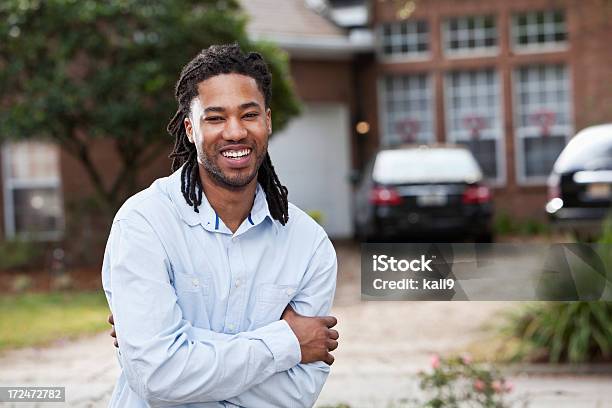 African American Mann Stehen In Front Of House Stockfoto und mehr Bilder von Afrikanischer Abstammung - Afrikanischer Abstammung, Afro-amerikanischer Herkunft, Männer