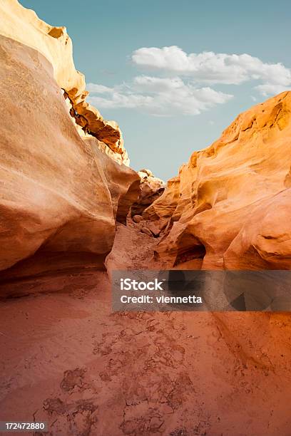 Desierto Ranura Cañón En Utah Foto de stock y más banco de imágenes de Aire libre - Aire libre, Arenisca, Azul
