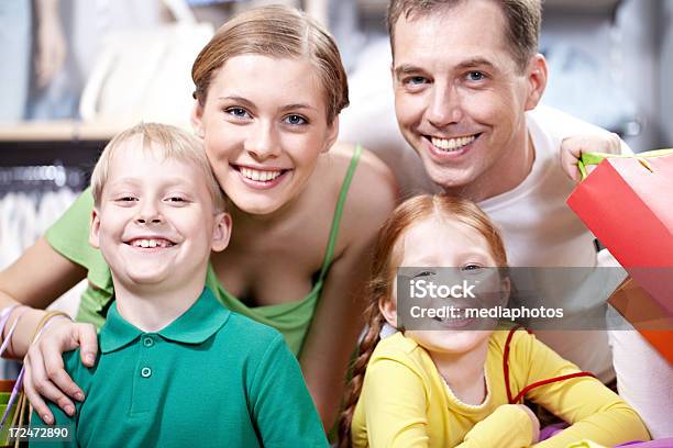 Família Feliz - Fotografias de stock e mais imagens de 30-34 Anos - 30-34 Anos, 6-7 Anos, Adulto