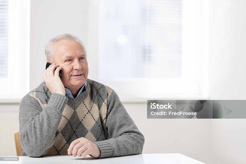 Uomo anziano con il telefono cellulare - Foto stock royalty-free di 80-89 anni