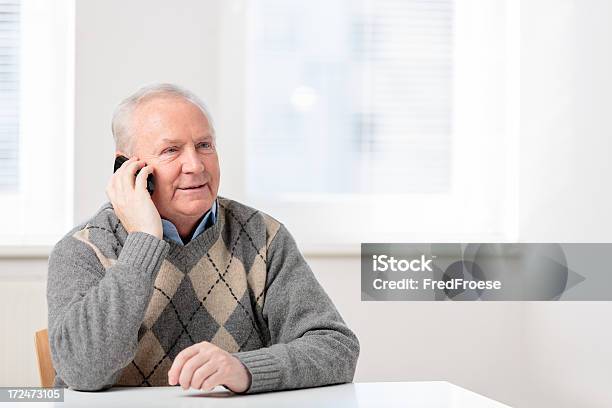 Uomo Anziano Con Il Telefono Cellulare - Fotografie stock e altre immagini di 80-89 anni - 80-89 anni, Adulto, Adulto in età matura