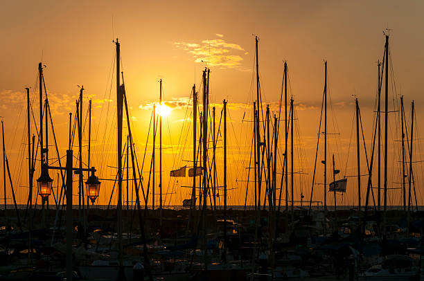 夕日をヨットマリーナとテルアビブ - sailboat sunset tel aviv sea ストックフォトと画像