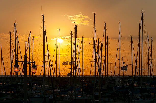 pôr do sol sobre a marina e barcos à vela de tel aviv - sailboat sunset tel aviv sea imagens e fotografias de stock