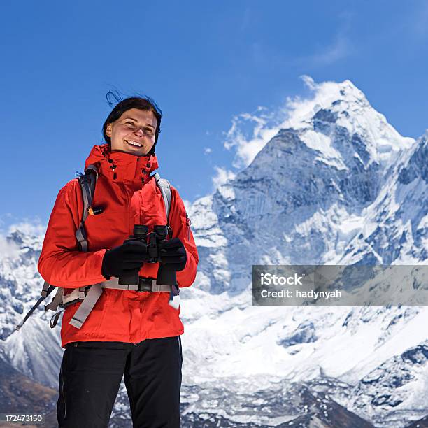 Mulher Está Olhando Através De Binóculos No Parque Nacional Do Monte Everest - Fotografias de stock e mais imagens de 20-24 Anos