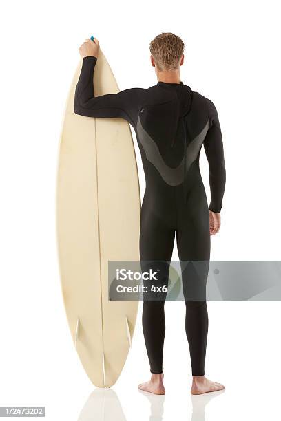 Rückansicht Von Ein Mann Stand Mit Surfbrett Stockfoto und mehr Bilder von 18-19 Jahre - 18-19 Jahre, Athlet, Badebekleidung