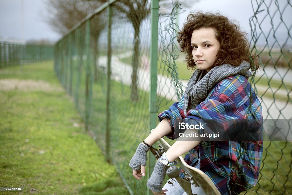 Adolescente avec skate-board - Photo de Adolescent libre de droits