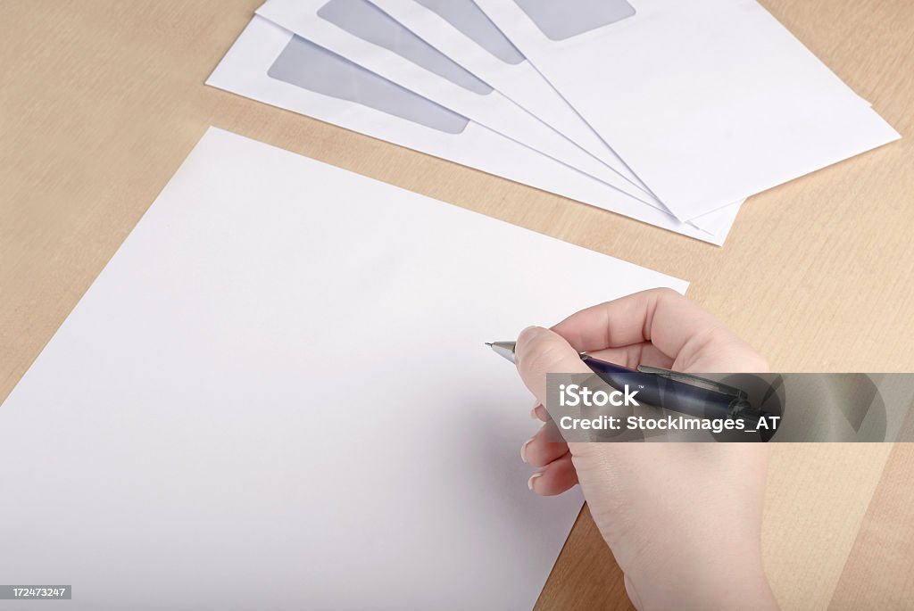 Escribiendo una carta en mesa de madera - Foto de stock de Abedul libre de derechos