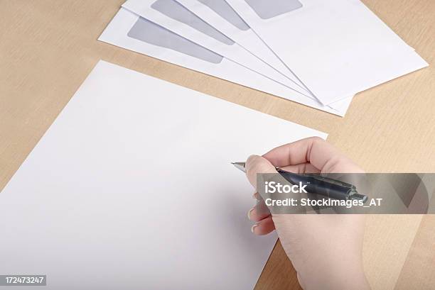 Foto de Escrevendo Uma Carta Na Mesa De Madeira e mais fotos de stock de Adulto - Adulto, Beleza, Branco