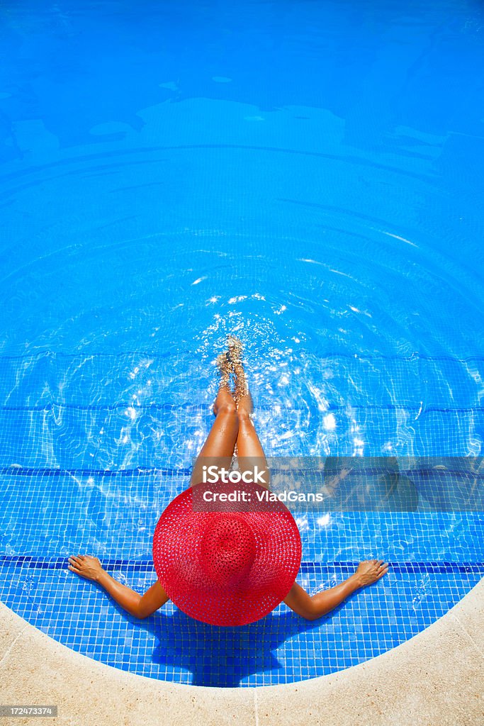 Femme se détendre dans la piscine du centre de villégiature - Photo de Adulte libre de droits