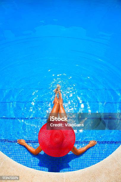 Photo libre de droit de Femme Se Détendre Dans La Piscine Du Centre De Villégiature banque d'images et plus d'images libres de droit de Adulte