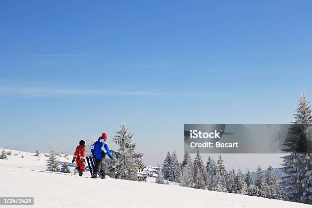 Due Giovani Ragazzi Andare Slitta - Fotografie stock e altre immagini di Accessorio personale - Accessorio personale, Alpinismo, Ambientazione esterna