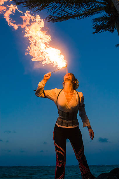 tragafuegos - fire eater fire performance circus performer fotografías e imágenes de stock