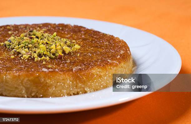 Kunefe Turco Sweet Foto de stock y más banco de imágenes de Alimento - Alimento, Alimentos cocinados, Aperitivo - Plato de comida