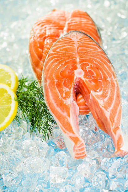 стейк из лосося - freshness seafood crushed ice salmon стоковые фото и изображения