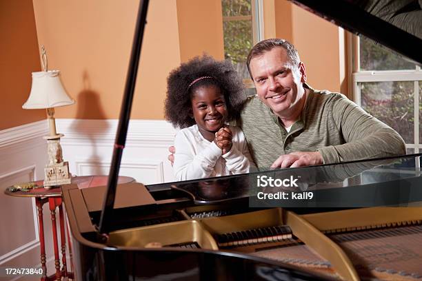 Photo libre de droit de Leçon De Piano banque d'images et plus d'images libres de droit de Hommes - Hommes, Jouer, Piano