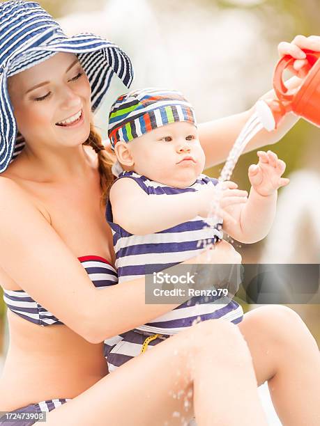 Niño Feliz Con Mamá En Swimingpool Foto de stock y más banco de imágenes de 20 a 29 años - 20 a 29 años, 6-11 meses, Abrazar