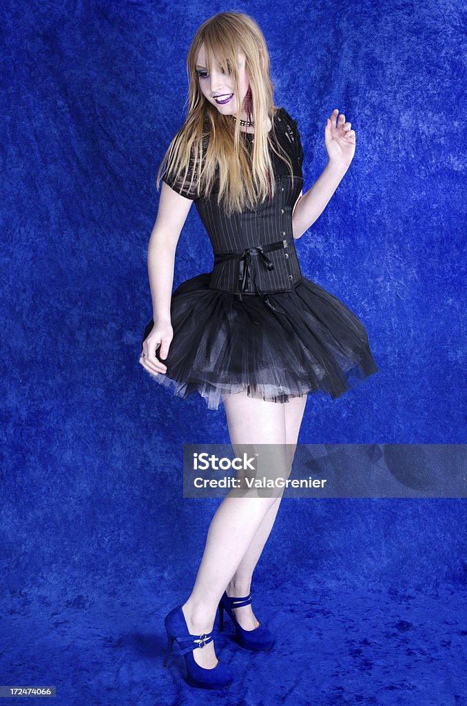 Teen girl in tutu baile en azul. - Foto de stock de 16-17 años libre de derechos