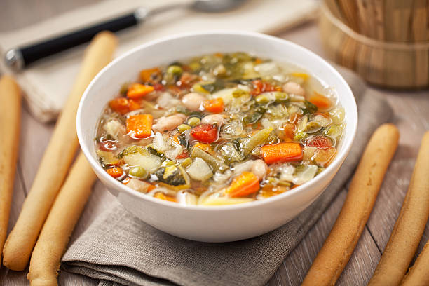 minestrone zuppa - minestrone foto e immagini stock