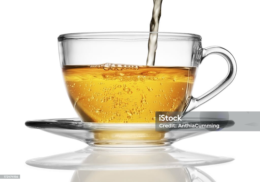 Szkło szklanki z Herbata ziołowa jest przelać z bąbelkami - Zbiór zdjęć royalty-free (Herbata - gorący napój)