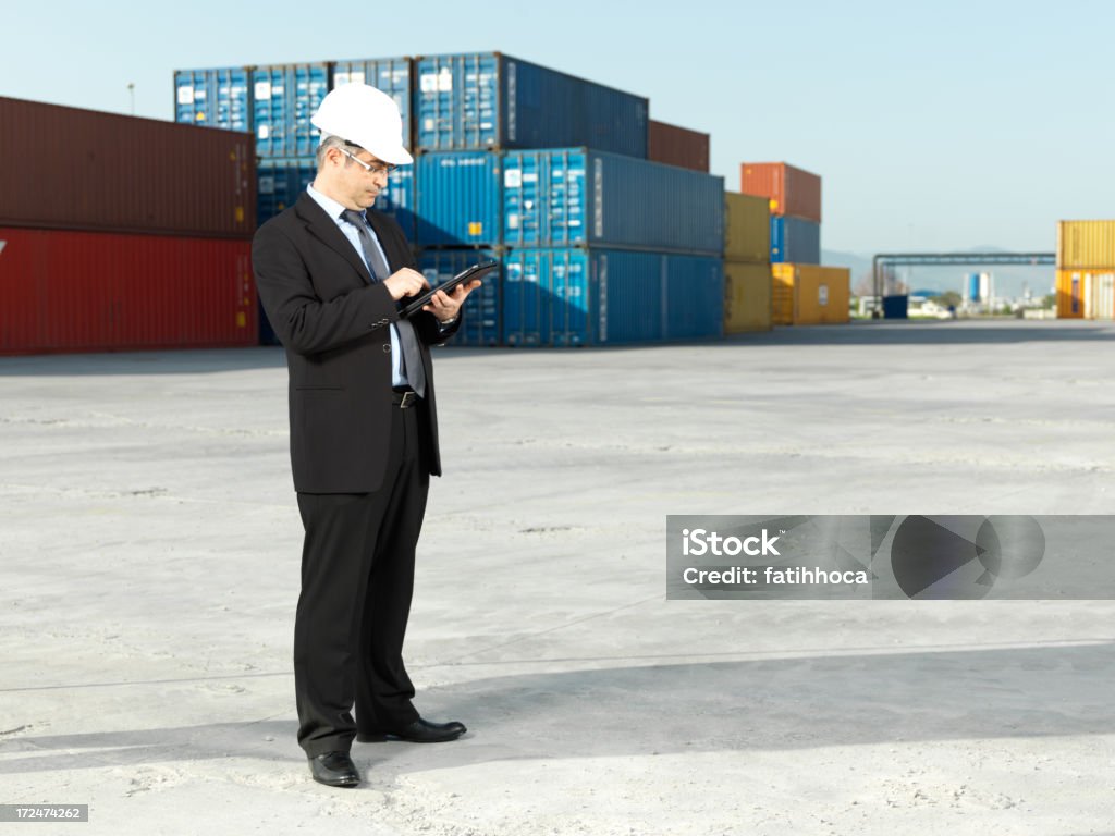 Hombre de negocios adulto en el recipiente de almacén - Foto de stock de 40-49 años libre de derechos