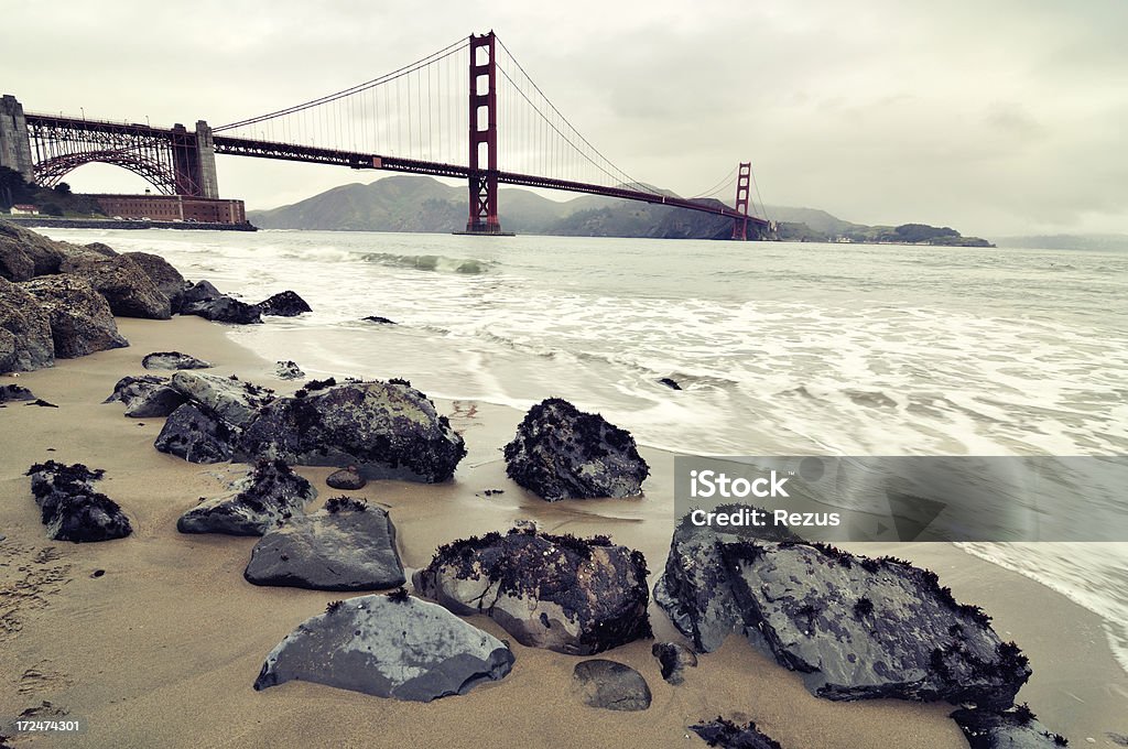 Pochmurna Krajobraz z Golden Gate Bridge, San Francisco, Stany Zjednoczone Ameryki - Zbiór zdjęć royalty-free (Architektura)