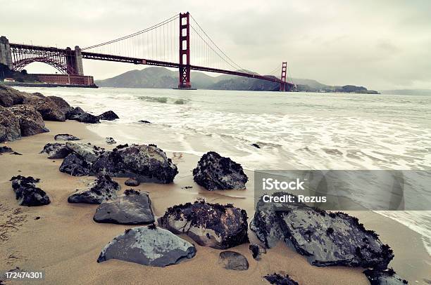 Pochmurna Krajobraz Z Golden Gate Bridge San Francisco Stany Zjednoczone Ameryki - zdjęcia stockowe i więcej obrazów Architektura