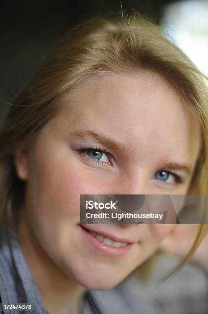 Uśmiech Nastolatka - zdjęcia stockowe i więcej obrazów 14-15 lat - 14-15 lat, Blond włosy, Błękitne oczy