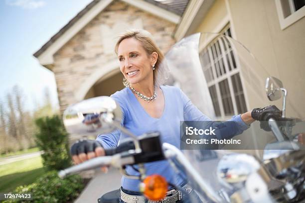 バイクに座っている女性に - 1人のストックフォトや画像を多数ご用意 - 1人, 40-44歳, アウトフォーカス