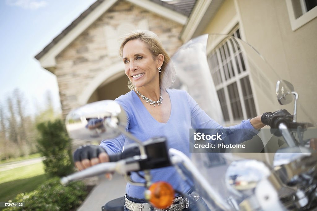 Kobieta siedzi na motocykl Odwracać oczy - Zbiór zdjęć royalty-free (40-44 lata)