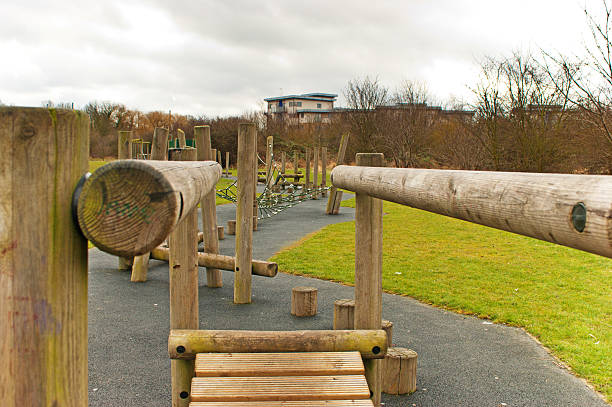 트림 트레일 wobbly 구름다리 - balance bridge huntingdon england childrens park 뉴스 사진 이미지