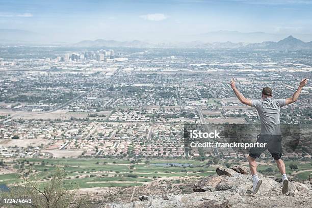 Saltar No Topo Da Montanha - Fotografias de stock e mais imagens de Adulto - Adulto, Ao Ar Livre, Arizona