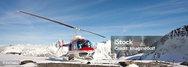 Helicóptero En Las Montañas De Invierno Foto de stock y más banco de imágenes de Aterrizar - Aterrizar, Helicóptero, Nieve