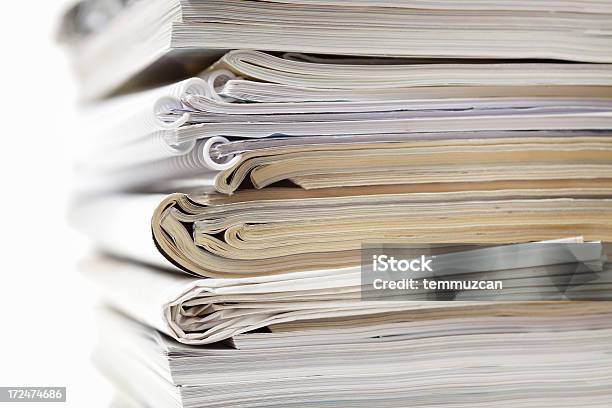 Stapel Von Zeitschriften Zeitungen Und Ring Sonstiges Stockfoto und mehr Bilder von Viele Gegenstände