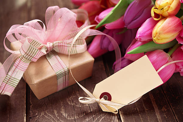 istock Beautiful fresh flower bouquet, gift box and an empty label 172474700