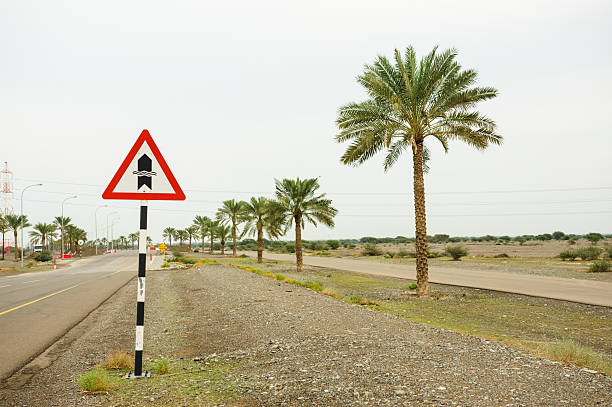 wadi znak ostrzegawczy - sign stop sign arabic script oman zdjęcia i obrazy z banku zdjęć