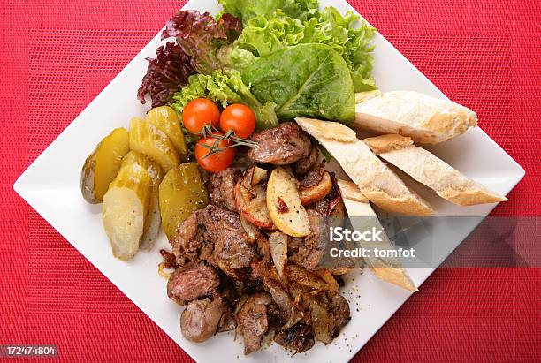 Hígado De Carne De Res Con Cebolla Y Verduras Foto de stock y más banco de imágenes de Alimento - Alimento, Blanco - Color, Carne