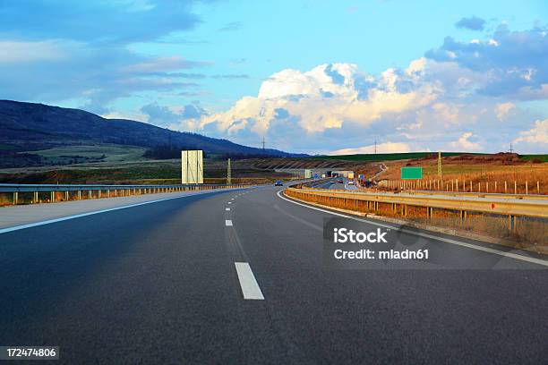 高速道路 - アスファルトのストックフォトや画像を多数ご用意 - アスファルト, ドライブ旅行, 丘