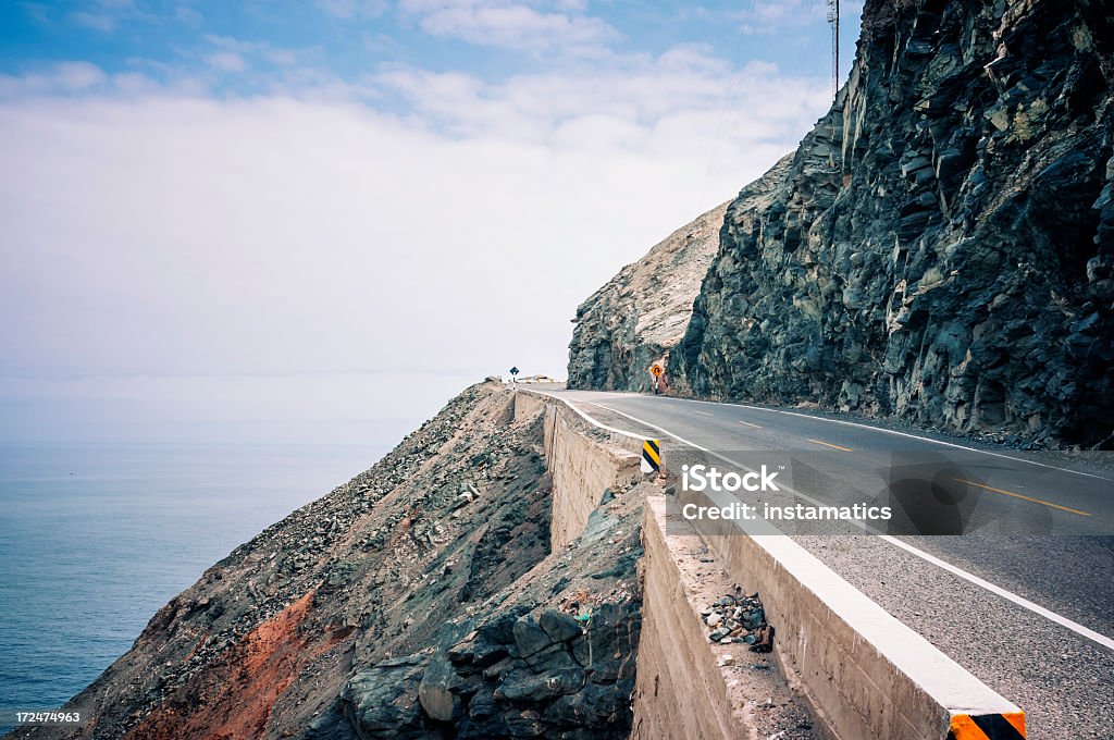 Pazifische Küste von Peru mit road - Lizenzfrei Am Rand Stock-Foto