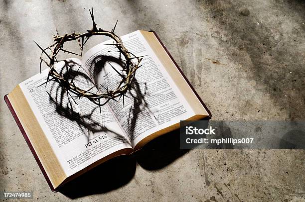 Coroa De Thorns - Fotografias de stock e mais imagens de Bíblia - Bíblia, Símbolo do Coração, Jesus Cristo