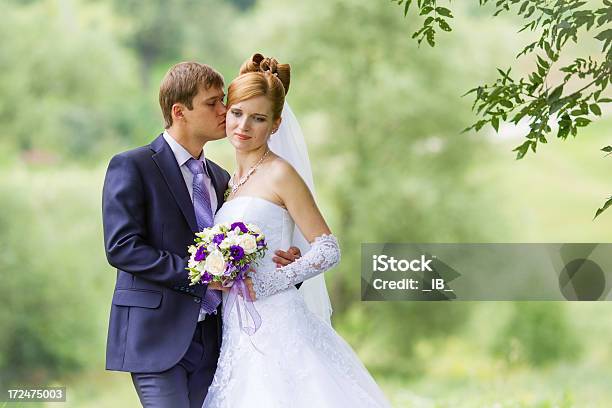 Newlyweds Feliz Entre O Folhagem Sensibilidade Sensualidade Amor Beleza - Fotografias de stock e mais imagens de 20-29 Anos