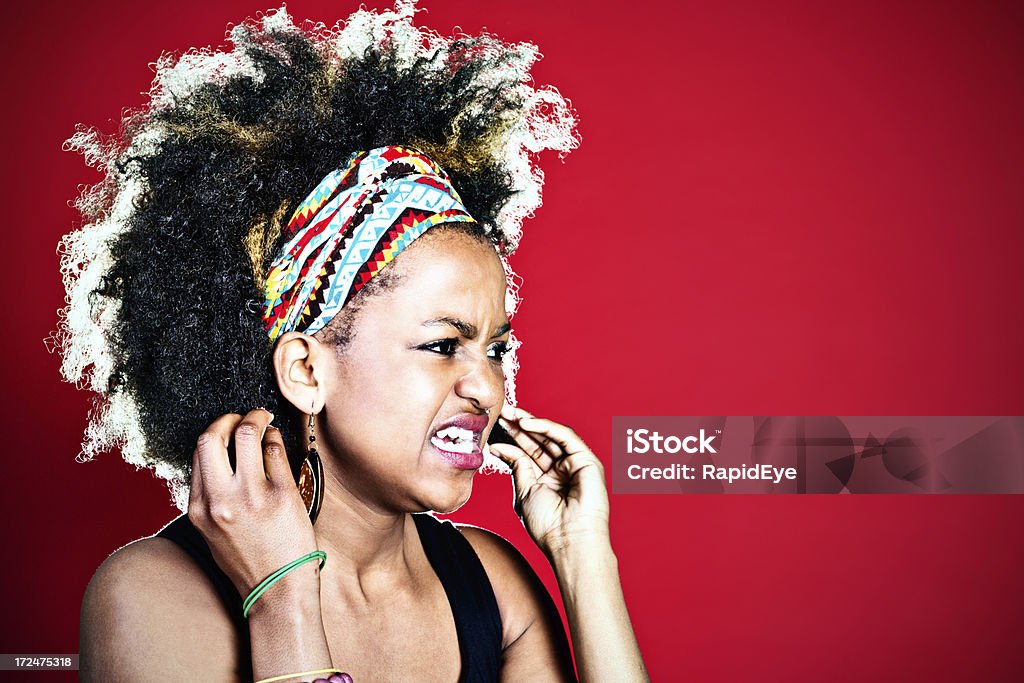 Furioso afro-a pelo cutie grimaces e scuote pugni - Foto stock royalty-free di Adolescente