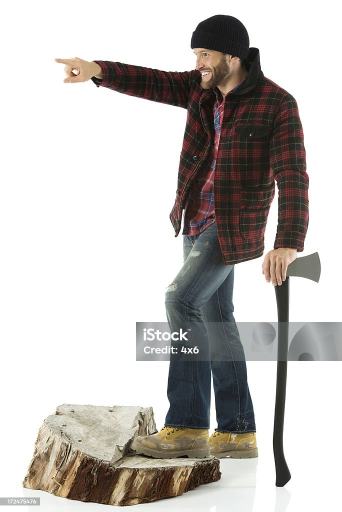 Sorrindo lumberman de pé e apontando com um Machado - Foto de stock de 20 Anos royalty-free