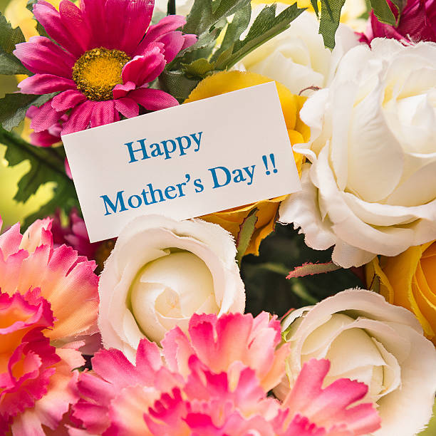 felice festa della mamma bouquet di fiori - dozen roses immagine foto e immagini stock