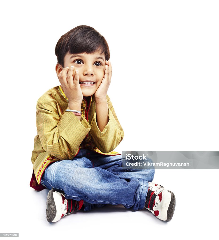 Comprimento total Casual Indian menino criança sentada vestindo o tradicional jaqueta - Foto de stock de 4-5 Anos royalty-free