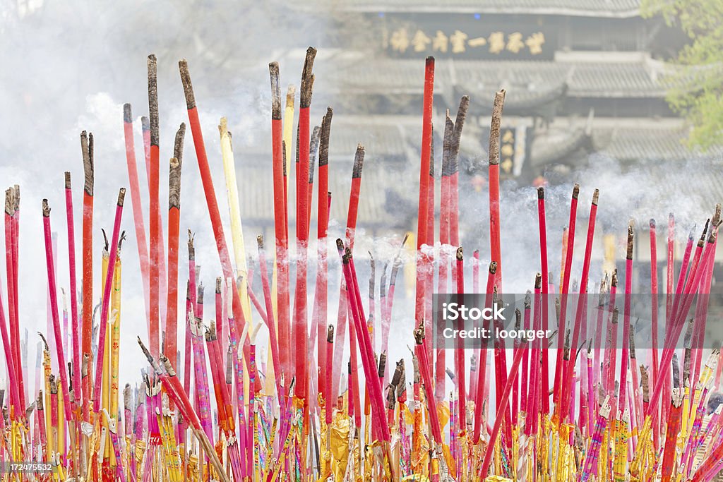Cinese bruciare l'incenso gigante - Foto stock royalty-free di Ambientazione tranquilla