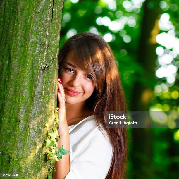 Mädchen Im Wald Stockfoto und mehr Bilder von 20-24 Jahre - 20-24 Jahre, Attraktive Frau, Baum